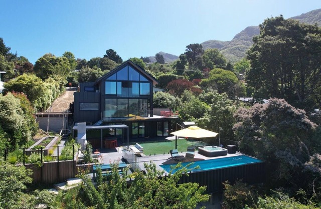 Luxury house in the bay. W/pool, spa, pizza oven, bbq and deck.