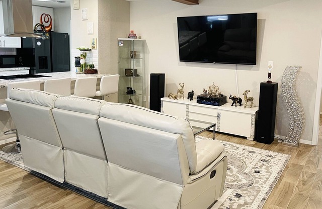 Luxury House w/ 3 Bdrs & Big Party Room in Houston Bellaire