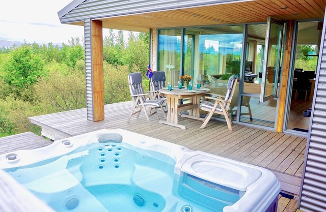 Luxury House with a Cozy Guesthouse + Hot Tub close to Snæfellsnes National Park