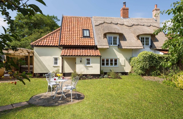 Luxury: Jacuzzi and Swedish sauna at dog friendly chocolate box cottage
