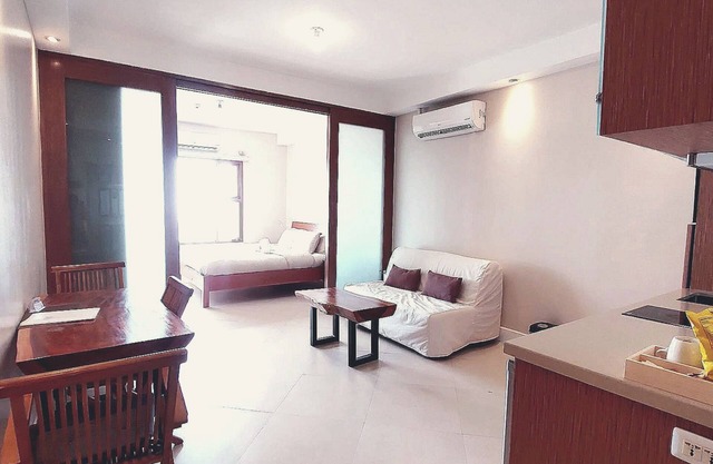 Luxury King 1BR 1BA Condo w/Balcony, Bayview, Pool, Netflix