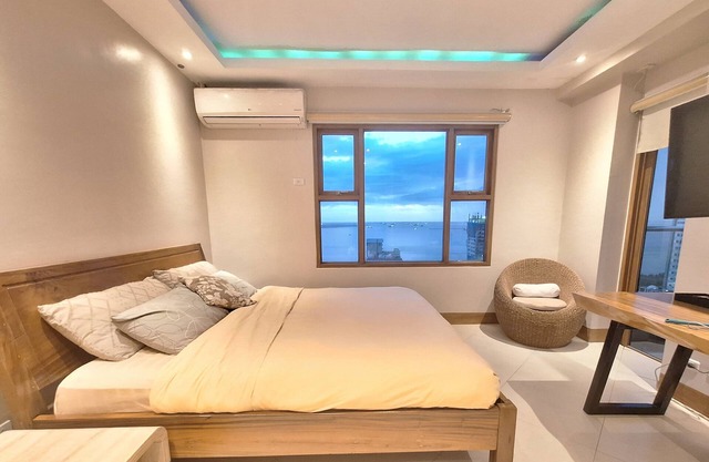 Luxury King 2BR 2BA Condo w/Kitchen Balcony Bayview Pool Netflix