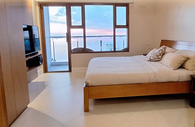 Luxury King 2BR 2BA w/Balcony Bayview Pool Netflix