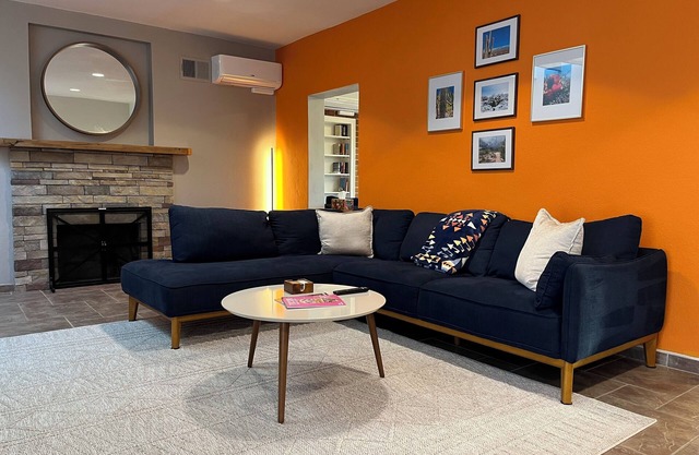 Luxury King Bed w/Fast WiFi Near UA, Downtown Tucson, 4th Ave, Rialto and Fox