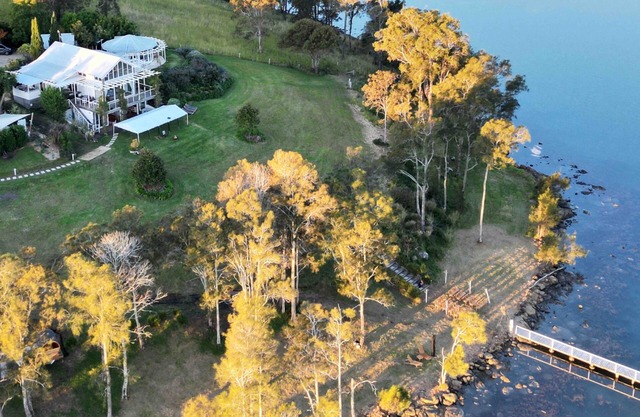 Luxury Lake Front Farm, 3 houses.