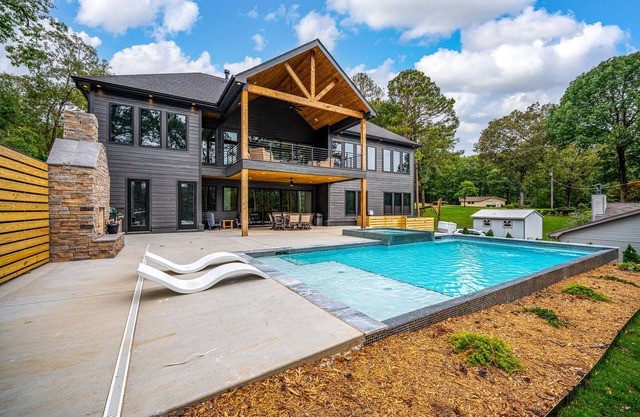 Luxury Lake Front+Heated Pool & Hot Tub+Boat Dock