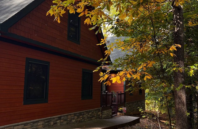 Luxury Lake House w/DOCK. DIRECT LAKE ACCESS/Tennis/PICKLEBALL/Basketball Court