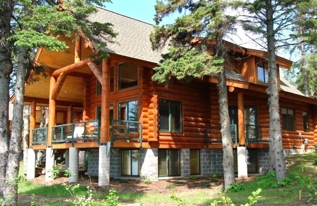 Luxury Lake Superior Log Home ~ Fantastic Lake View ~ Excellent Location!