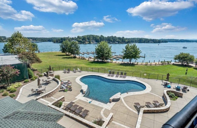 Luxury Lakefront Condo In The Heart of Smith Mtn. Lake! 4BR 3BA!
