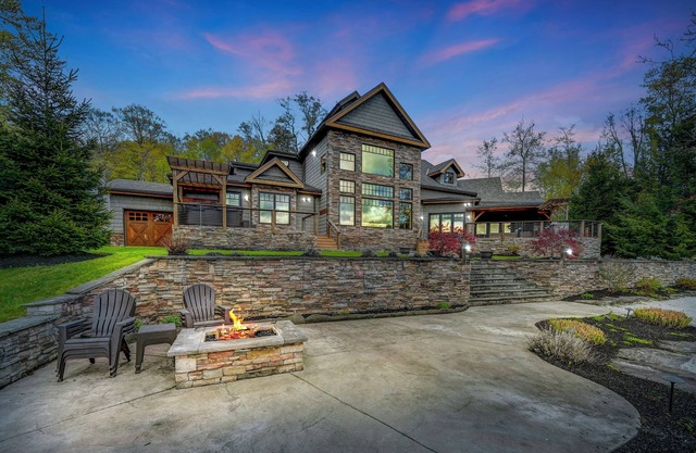 Luxury Lakefront Timber Frame Cabin: Hot Tub, Kayaks, Gym, Fishing, Sleeps 14+