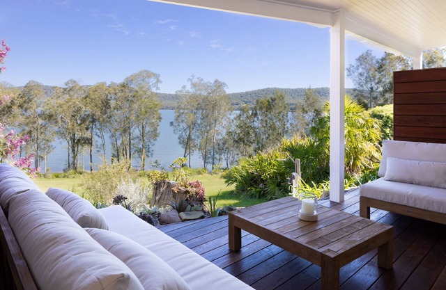 Luxury Lakefront Villa 2 bedroom