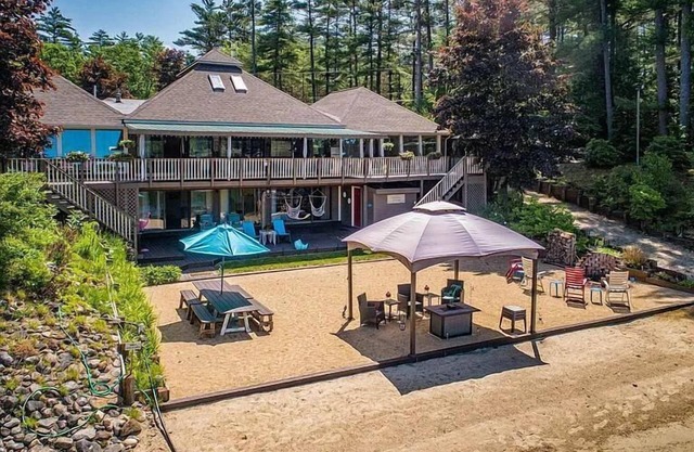 Luxury Lakehouse with Large Private Beach, Hottub, Tiki Bar, 100’ Covered Deck, and Dock