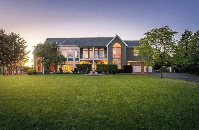 Luxury Lakeview Retreat: Hot Tub, Gym & Theatre