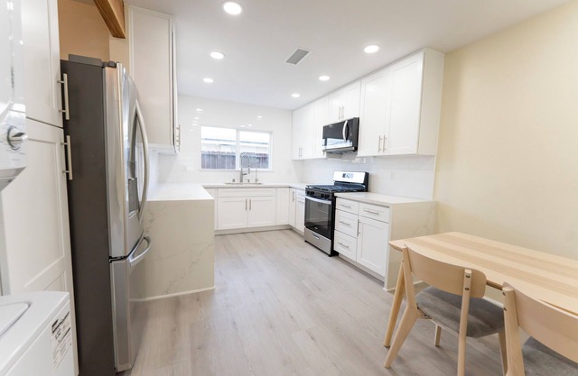 Luxury Living Redefined with a Charming 2-bedroom apartment in Downey