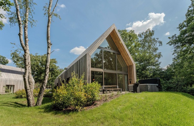 Luxury lodge for 6 people with jacuzzi, surrounded by nature and equipped with high-quality amenities.