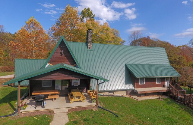 Luxury Lodge in Hocking Hills w/Swimming Pool, Hot Tub and Lake - Wedding Venue