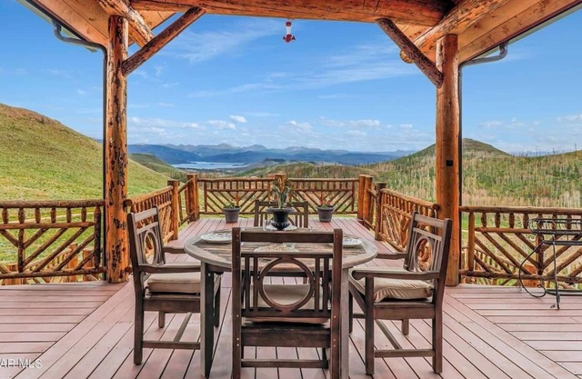 Luxury Lodge Retreat, 360 Views, Hot tub, Views!