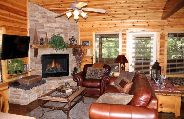 Luxury Log Cabin - Fireplace - Bath - WIFI - Cable - Porch - Pool - Resort