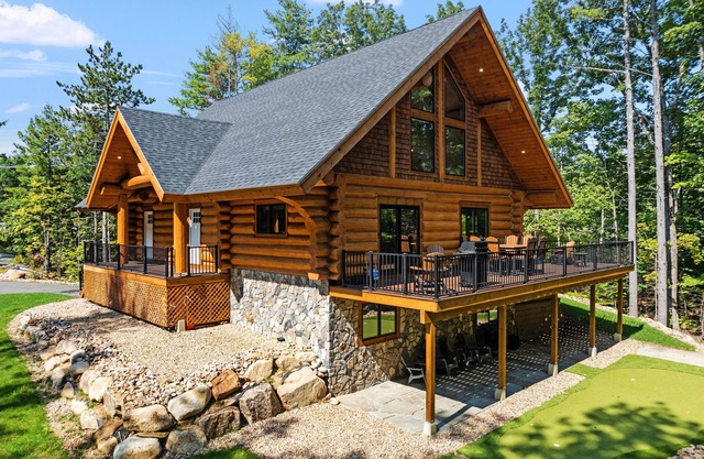 Luxury Log Cabin w/arcade game room, close to Storyland & hiking