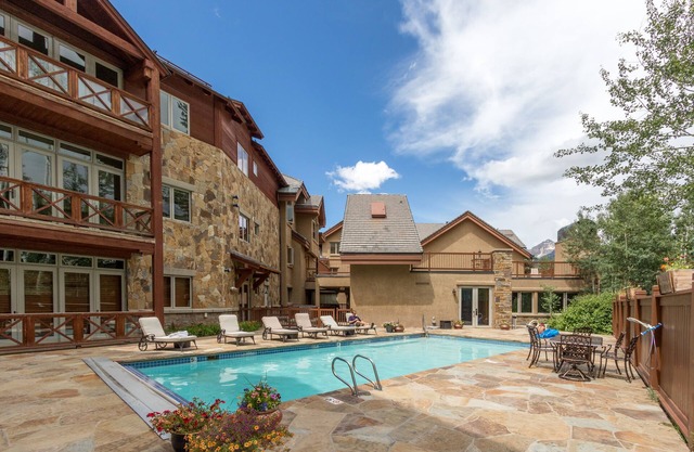 Luxury Lorian Lookout with plenty of amenities