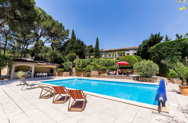 Luxury Mediterranean living.sun, sea and wine - 14 people, pool and hot tub!