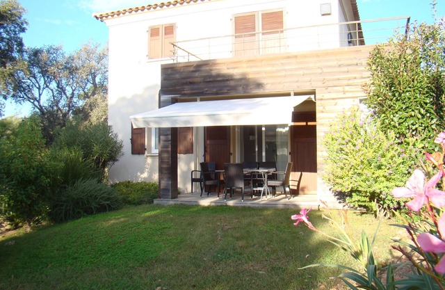 Luxury mini villa with garden & swimming pool in residence, 800m from the beach