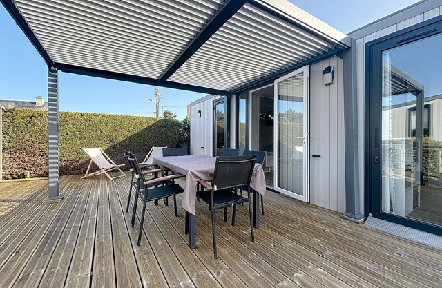 Luxury Mobile Home: 2 Bedrooms, 2 Bathrooms, Heated Pool, 200m from Beach, Parking Included