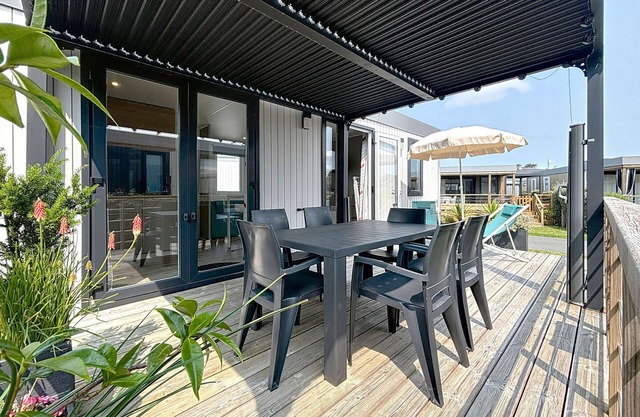 Luxury Mobile-Home: 4 Guests, 2 Bedrooms, 200m from Beach, with Pool & Fitness Facilities