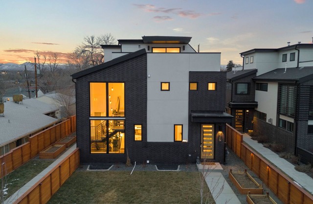 Luxury Modern 4 Story Home 4 Bedroom 4.5 Bath Gourmet Kitchen Rooftop Firepit