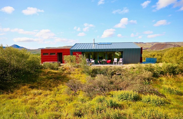 Luxury, Modern, Amazing River/Mountain view with Hot Tub. Winter/Summer Holiday