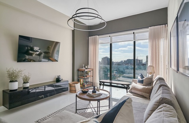Luxury Modern Apt w/Balcony+Skyline Views+Pool+Gym