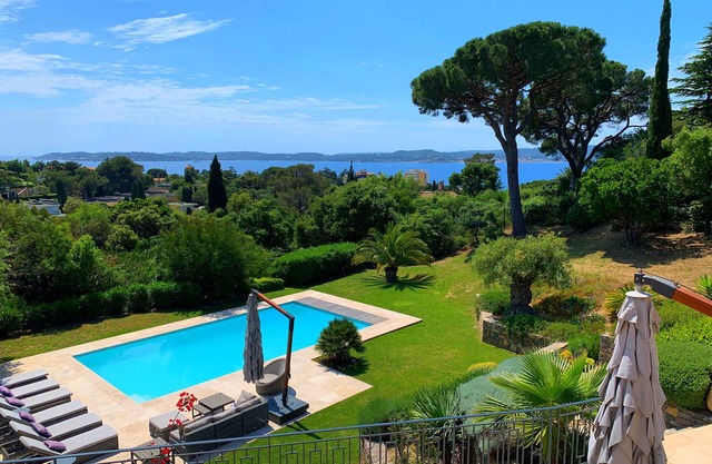 Luxury, modern villa, 8min walking distance to town and beaches - heated pool
