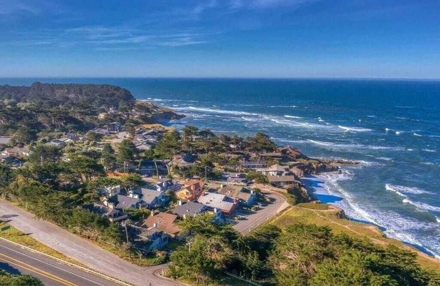 Luxury Moss Beach Retreat w/Hot Tub and stones throw to the Beach and Reserve