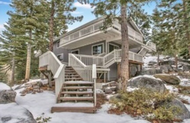 LUXURY MOUNTAIN HOME -Ideal for families- RARE FIND- Sleeps 10
