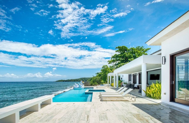 Luxury Ocean Front Villa: Sparkling Waters of Hanover