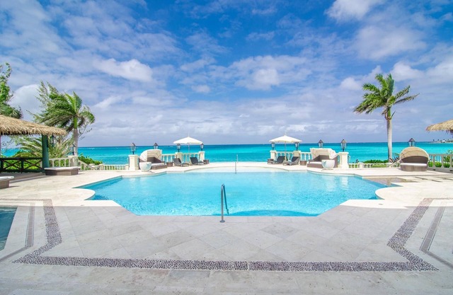 Luxury Oceanfront 9BR Villa w/Private Pool and Staff in Nassau