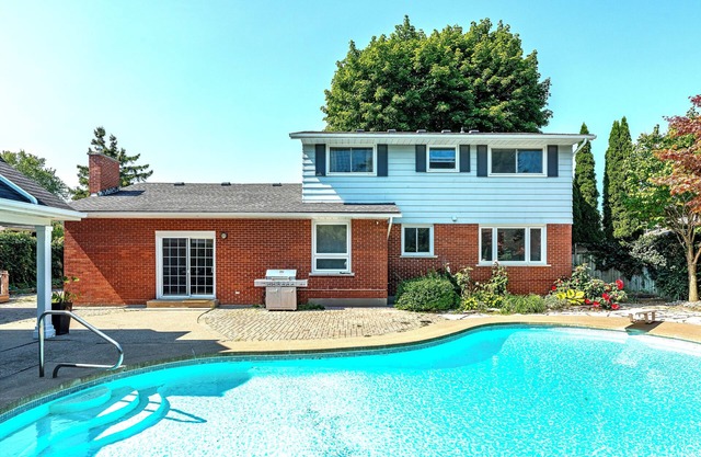 Luxury Old Town Escape With Pool and Hot Tub in Spacious House