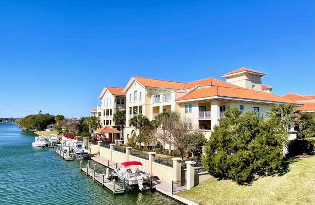 Luxury Penthouse Condo - 2500sf-3BR/3BA-Near Beach