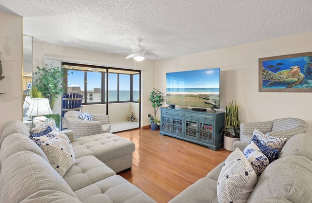 Luxury Penthouse w. Gorgeous Ocean Views + Direct Beach Access