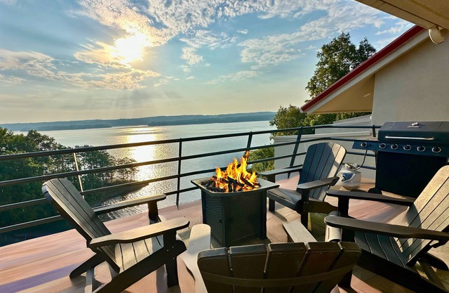 Luxury Pickwick Lake front Villa 9 w/views & boatslip-5 mins to Aqua
