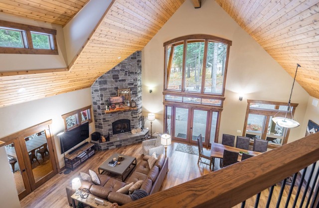 Luxury Pour House Lodge - private, hot tub, firepit
