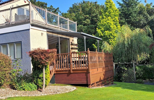 Luxury Private Annexe & Hot Tub Set Within Gardens With Summer House