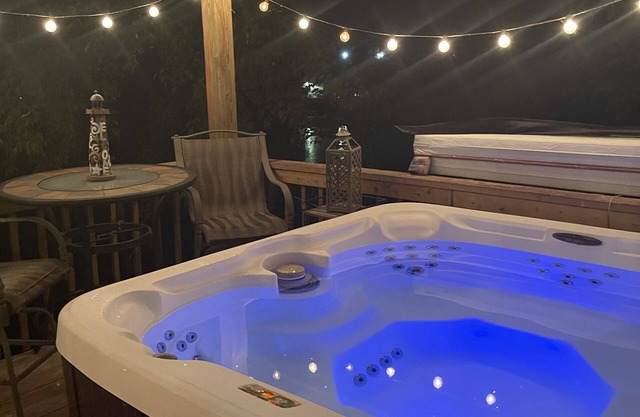 Luxury private suite hot tub & game room w/full kit, King Bed