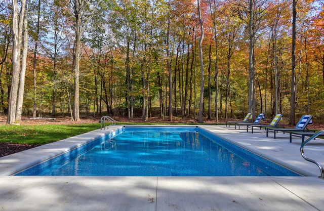 Luxury Property: Private Pool, Hot Tub, Fire Pit and Close to Lake Sunsets