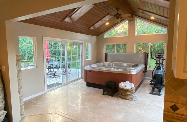 Luxury ranch home a mile from Lambeau, 1 hr OSK, 15 Min GRB, 10 MI 92C.