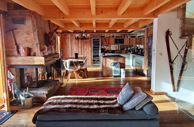 Luxury renovated chalet, 5 bedrooms, fireplace, parking, near the French Riviera