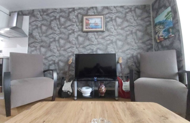 luxury residence in istanbul!--5 min from the metrobus, have pool, sauna n more!
