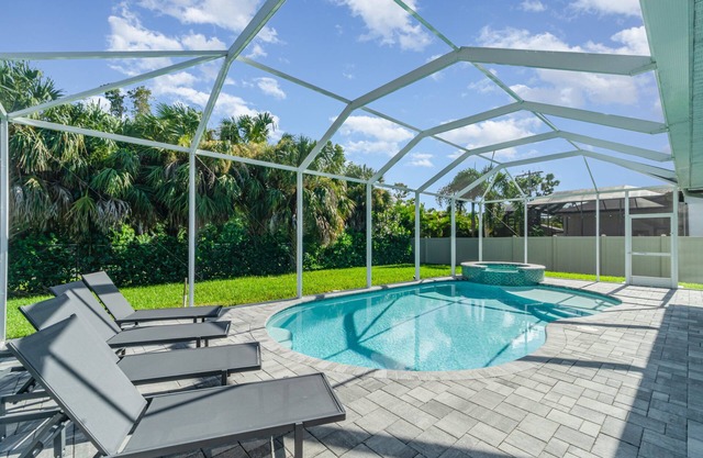 Luxury Retreat: 3BR with Pool, Hot Tub & Games