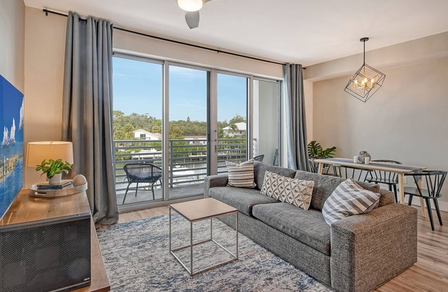 Luxury Retreat condo The Strand Water View w/Den