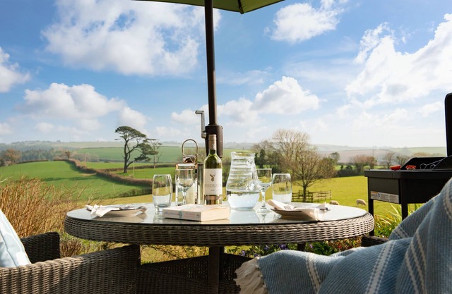Luxury retreat for 2 with stunning rural views, private hot tub and EV charging